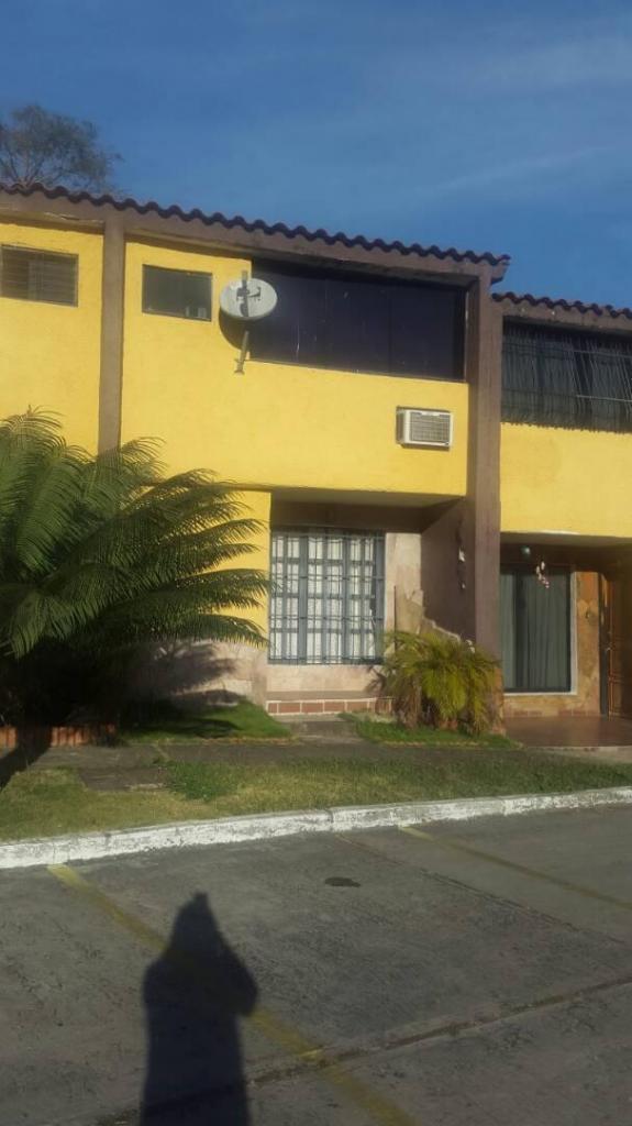 Vendo Lindo Town house Semi Amoblado en Lomas de la Esmeralda