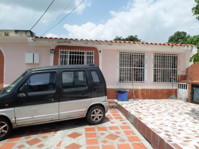 Excelente oportunidad de adquirir casa en Urbanizacion San Carlos, facil acceso, Calle con Porton