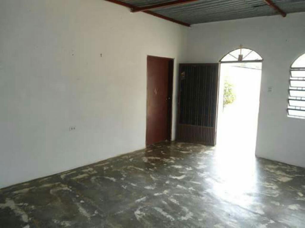 Vendo Casa con Amplio Terreno por La 34