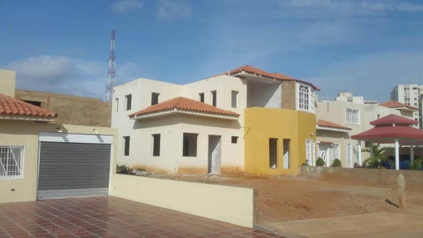 EDWIN ANDRADE VENDE TOWN HOUSE EN CIRCUNV. 1 CÓDIGO MLS 178120