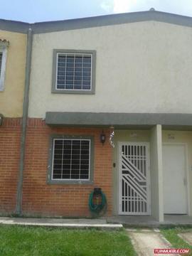 Townhouse En Venta En La Urb. Calicanto