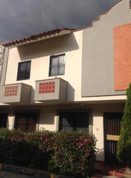 Hermoso Townhouse a la venta en Resid Villa florencia II Tazajal TH1038