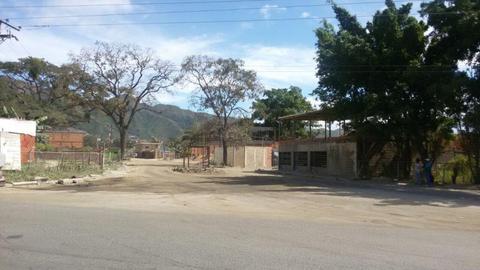 Terreno en Av. Don Julio centeno