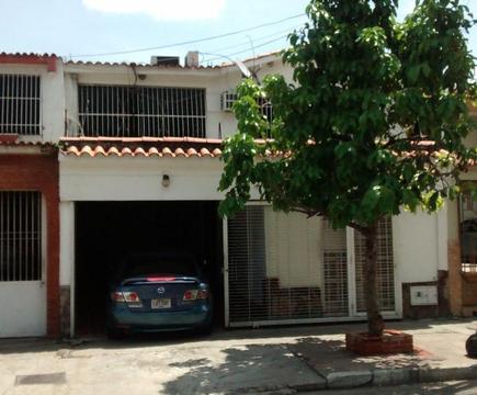 casa de dos plantas con local Comercial en Parque Residencial La Esmeralda lpc116