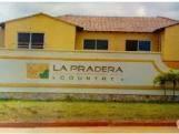 vendo town house en urb. la pradera country. en obra gris