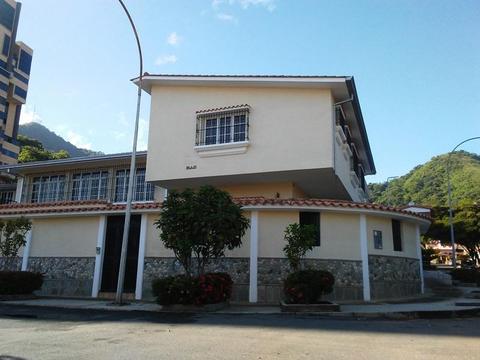 EN VENTA hermosa Casa Urb. Las Chimeneas