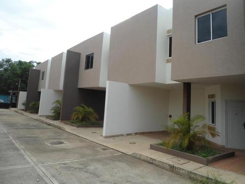 EDWIN ANDRADE VENDE Townhouse cerca de la AV La Limpia en la Urb. La Macandona CÓDIGO MLS 178468