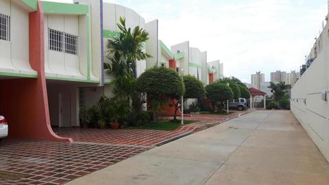 TOWNHOUSE EN VENTA EN LAGO MAR BEACH  MLS 17 8348 LUIS MALDONADO TELF 04246600242