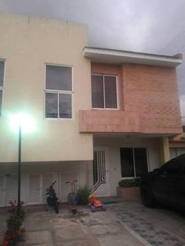 SKY GROUP VENDE TOWN HOUSE EN URB MANANTIAL. GUTH9