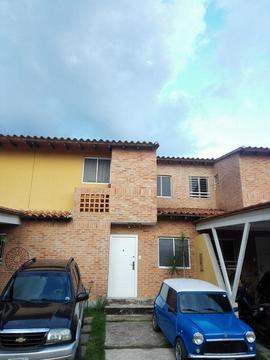 SKY GROUP VENDE TOWN HOUSE EN URB. MANANTIAL, RES. LE FONTI. GUTH10