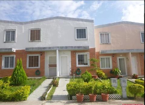 SE VENDE CASA TIPO TONW HOUSE EN CALICANTO