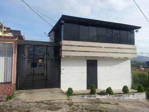 SE VENDE bella y moderna casa en Tucapé, Urbanización La Pradera