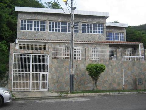 Bella y acogedora casa , con amplios espacios, de dos plantas, con amplia terraza