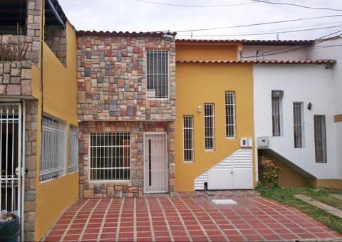 RAZELYS B./ JS SOLUCIONES INMOBILIARIAS VENDE TOWN HOUSE EN URBANIZACIÓN, CIUDAD JARDÍN