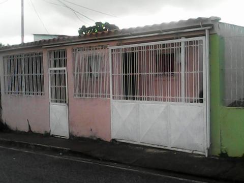 De oportunidad Se Vende Casa de 4 Hab 3 Bañ en Urbanización Paramaconi en Terreno Maturin