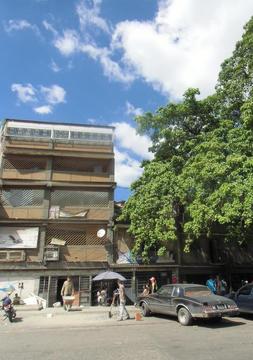 Se vende linda casa en la Intercomunal de Antimano Av. principal