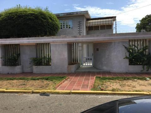 Bella y Amplia Casa Urb. Irama MLS 173390