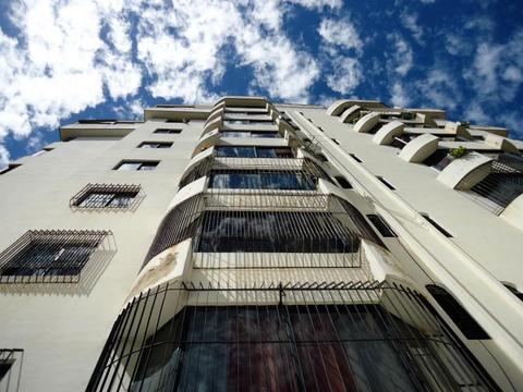 En venta, amplio, conservado y lindo apartamento de 111 mtrs, ubicado en una de las mejores urbanizaciones