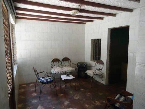 se vende casa grande en el prado a una cuadra de la av enrique tejera