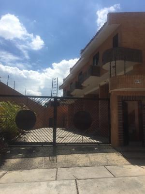 En Venta Lujoso Town House en Venta Código: 291682