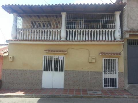 Vendo Bonita casa de 2 plantas en El Consejo Edo.  en el Casco Central a una cuadra de la Panamericana