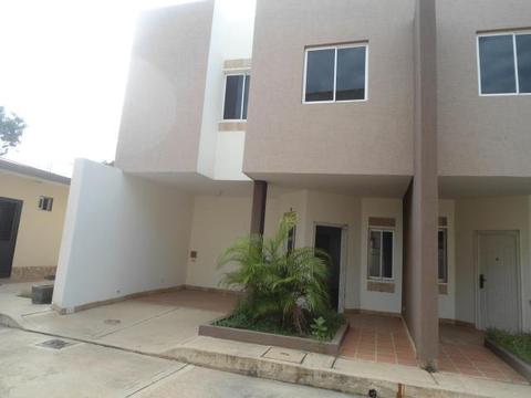 EDWIN ANDRADE VENDE Townhouse cerca de la Av. La Limpia en la Urb. La Macandona CÓDIGO MLS 178468