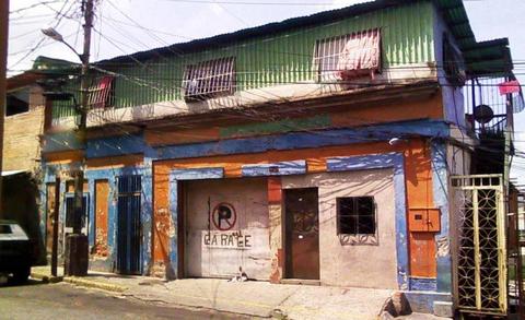 Casa de dos pisos con estacionamiento, EN VENTA EL GUARATARO