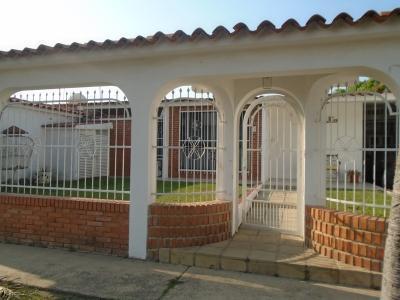 LTR Vende Exclusiva Casa con Piscina en Los Guayabitos Cod 314398