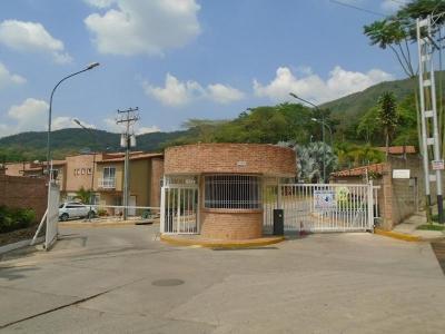Se ofrece en venta Town House, de dos niveles ubicada en Urbanización El Rincón
