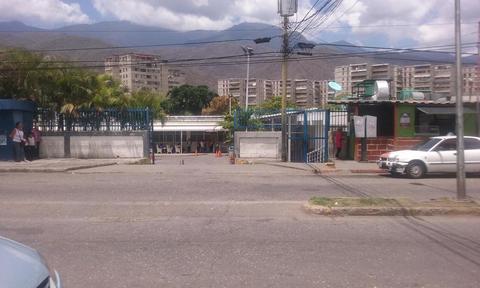 Casa grande mas 2 locales frente al seguro social trapichito sector uno guarenas