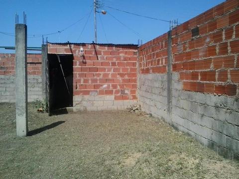 se vende construccion de bloque bien ubicada por motivo a viaje