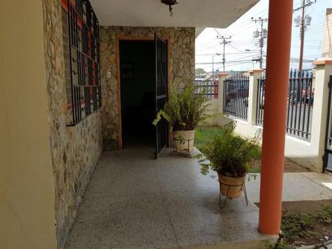 Casa en Venta en Calle Bolívar Punto Fijo. Código Flex 18/2016