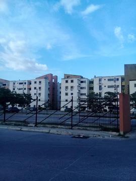 SKY GROUP VENDE Apartamento en Res. Pomarrosa, Paraparal