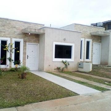 VENDO CASA EN LA SARRAPIA. BELLO CONJUNTO EN VILLA BETANIA