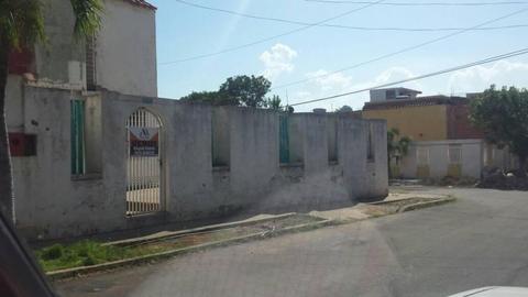 AhMar Bienes Raíces Vende Casa 2 plantas Urb. Lago Azul