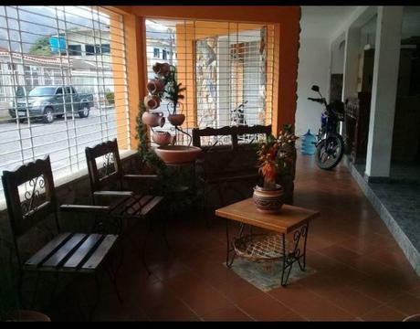 REALTOR GROUP VENDE AMPLIA CASA EN URBANIZACIÓN  LA ESMERALDA PRECIO OPORTUNIDAD ref. 25.000