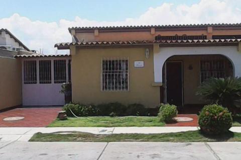 Evaki Bienes Raíces vende acogedora casa en la URB. AGUALUZ
