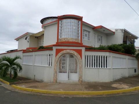 Bella y amplia casa de 3 niveles en esquina, Yara Yara 1, Puerto Ordaz, Bolívar, Vzla