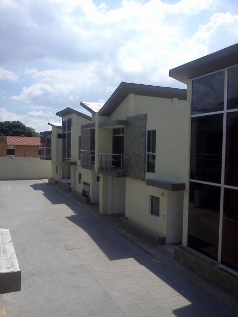 SE VENDE TOWNHOUSE ACABADOS DE LUJO