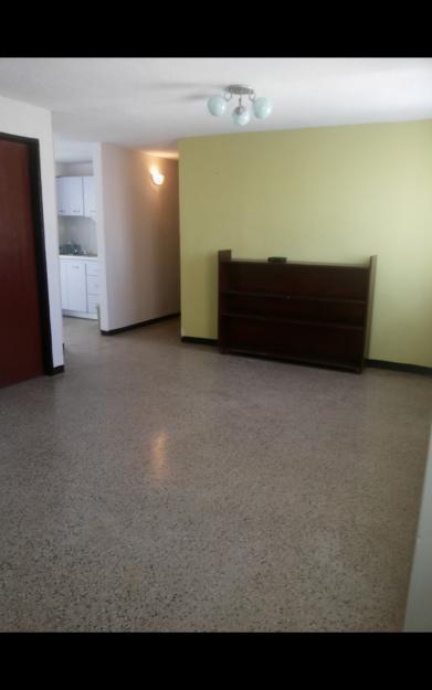 VENDO APARTAMENTO, URB. EL NARANJAL. RECIBO VEHICULO