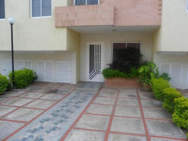 VENTA DE ESPECTACULAR TOWNHOUSE EN  URB. MANANTIAL