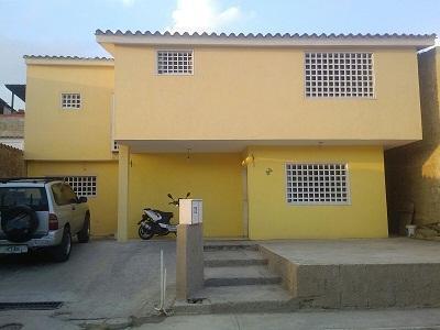 En Venta Excelente y amplia casa en Urbanizacion Privada La Castellana