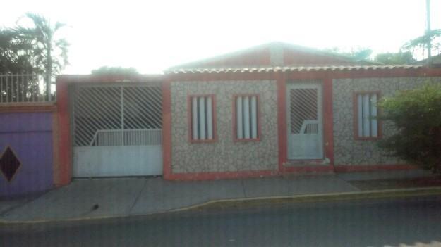 Se vende casa en 1 de mayo en av. Principal