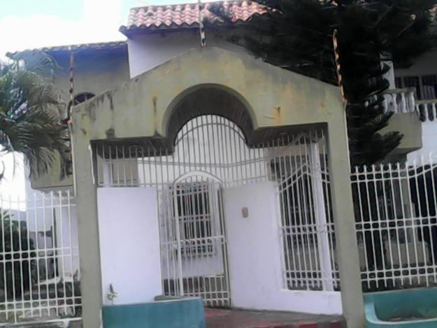 Casa con Piscina en Urbanizacion La Floresta de 5 Hab, 4 Baño, Desocupada