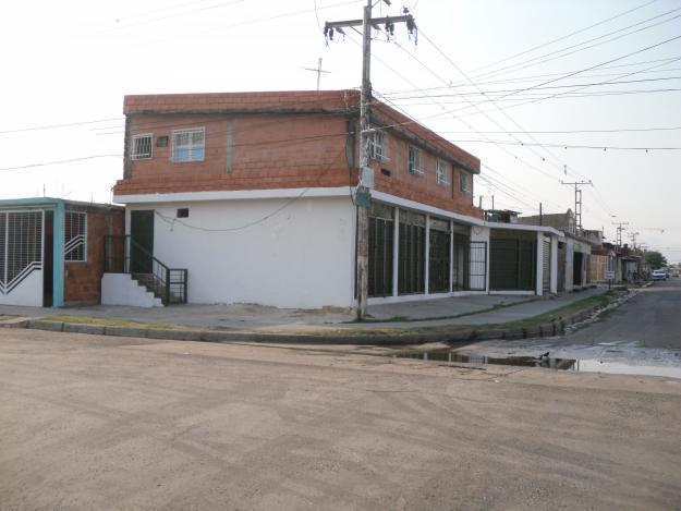 Por motivo de viaje, vendo casa con minicentro comercial