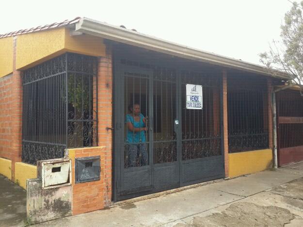 Vendo casa de 3 habitaciones y 2 baños en Urbanización Llano Alto en