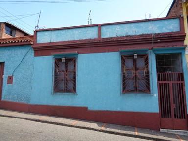 Se vende casa con local comercial en Táriba