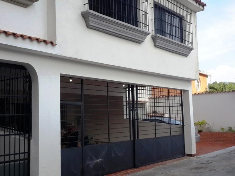 ENMETROS2 SANDRA GARZON VENDE BELLO TOWN HOUSE EN VALLES DE CAMORUCO