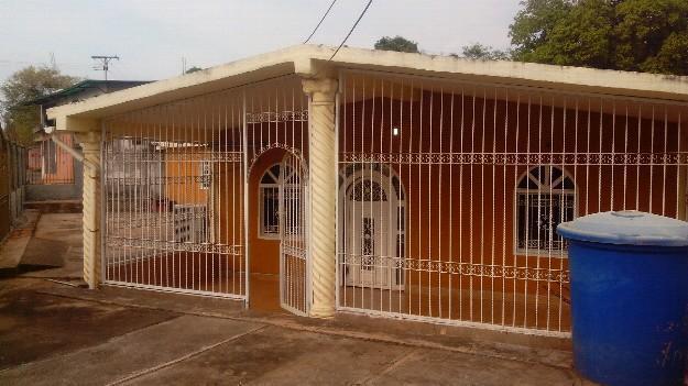 Se vende hermosa casa de platabanda en la urbanización Marhuanta