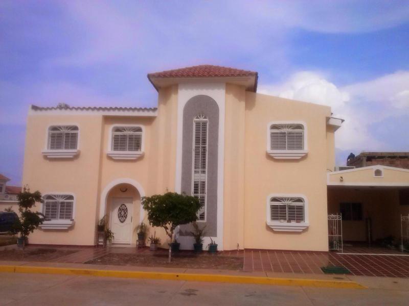 Vendo Casa en Av. Milagro Norte. . MLS: 155346